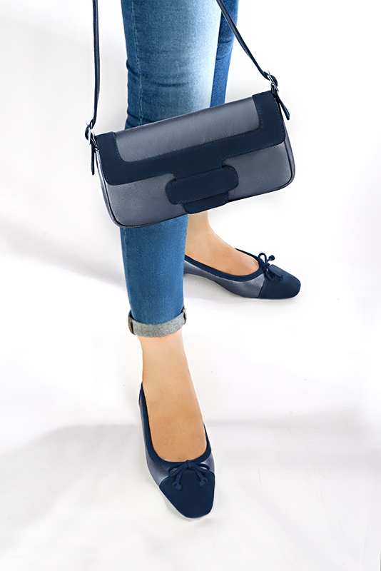 Denim blue women's dress handbag, matching pumps and belts. Worn view - Florence KOOIJMAN